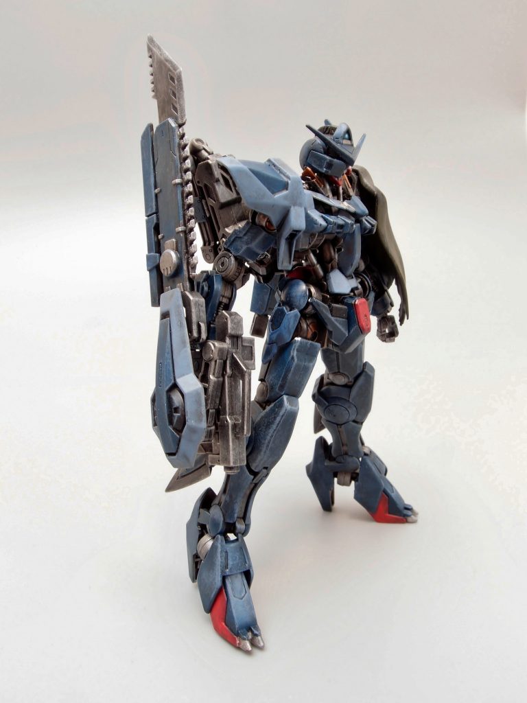 当機最大の特徴である右腕のガン・チェーンソード複合兵装。火星以遠圏開拓時代の重機用チェーンソーとライフル、小型シールドを組み合わせている。