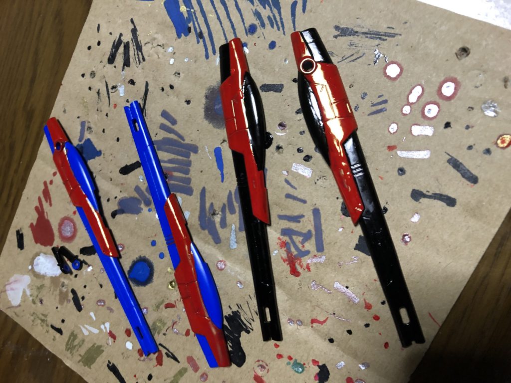 ビルドブースターに装着されていた大型ビーム砲を本体に寄せ、ランナー棒とボールジョイントでデスティニーのウエポンラックに装着しました