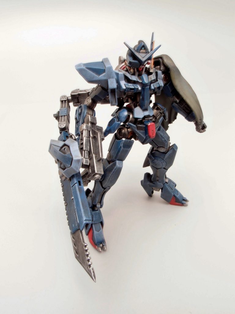 チェーンソー先端には刺突用の刃を備える。質量兵器としては全体の強度が不足しているらしく、叩きつける場合はサブアームでのサポートが必要。