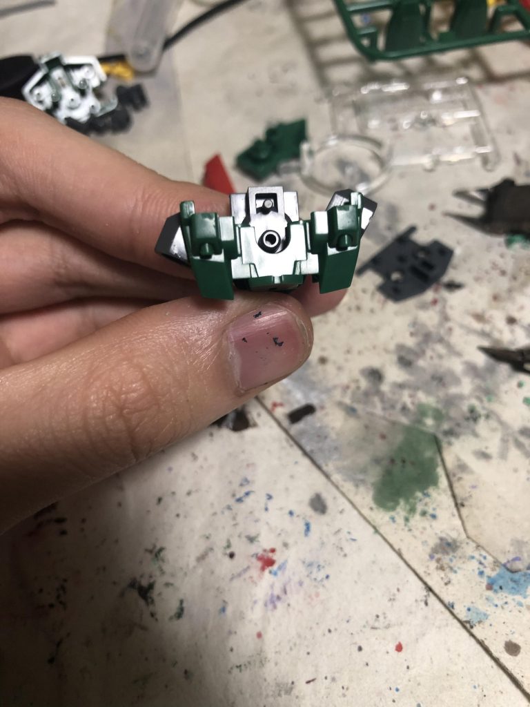 左の方がpcパーツが動く範囲が大きいですね。しかしニッパーでずばっと切って広げただけというアレですね。アレ。