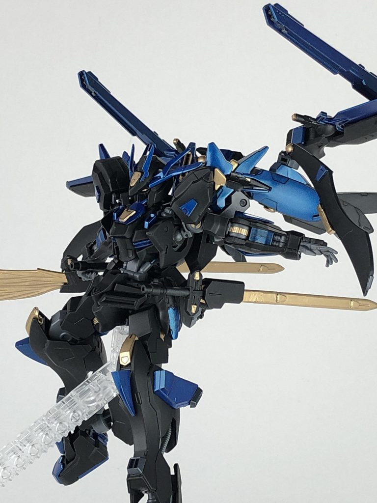 電磁砲、及びレールガン改・「プルイーナ」。電磁砲はバエルの武器をそのまま使用しています。プルイーナはラヴファントム のレールガンよりも威力を上げており、連射速度は下がりますが、遠距離戦から近距離戦に持ち込むことが目的です。
プルイーナはラテン語で「霜」の意味です。