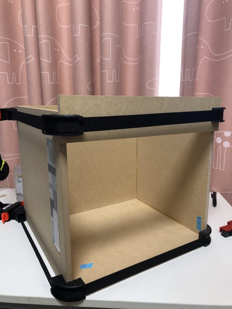 作業はこんな感じ。箱組みしてボンドを塗ってベルトクランプで固定。クギは一つも使わずとも十分な強度がでています(動かさないですしね)