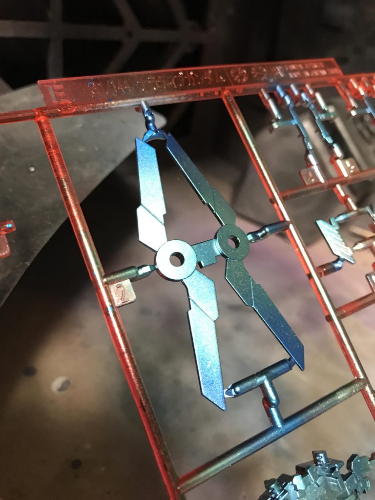 今回はランナーから塗装して
ゲート跡をガンダムマーカーでリタッチするという手順で制作しました