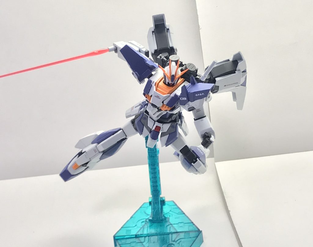 ビームサーベル。これも原型機から引き継がれた装備であり、威力や取り回しにも大きな差はないと思われる。ビームサーベルのレイアウトはかつてのRX-78などを彷彿とさせるバックパックへの直立式となっている。