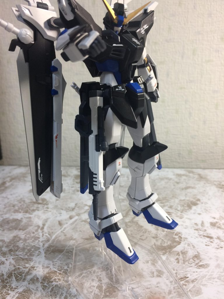 ライフルは腰にマウントできます。