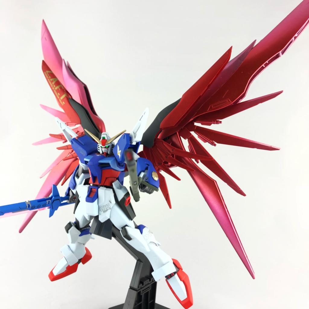 ある程度の可動は残していますが保持力の弱い箇所や塗装の過程で整えたパーツの都合で何箇所か固定してあります。
両手の武器も背中に干渉しないように武器を持たせられるように手の平に固定しています。