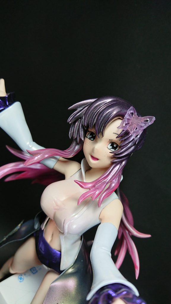 頭の飾りはイメージ優先で蝶にしました。瞳がグズグズになってしまったけれど、アクリル絵具を使用しています。