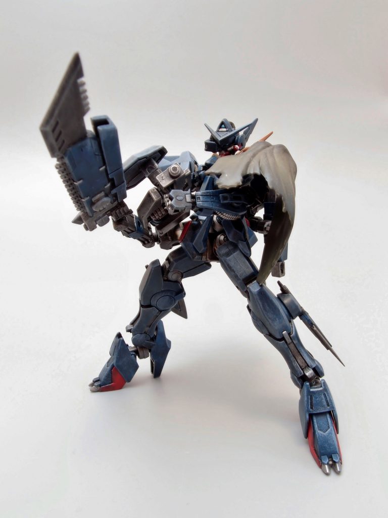 チェーンソー起動時は、元々がMS用でないために発生する凄まじい振動を吸収するためにフォアグリップを展開し3本腕での保持となる。多くの機体をフレームごと切断する破壊力を見せつけ、討伐にあたったGH兵士を震え上がらせた。