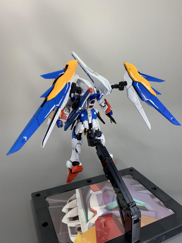 背面は羽がかなり後ろに来ており、横に広げるだけで元キットよりも一回り大きく見えて威圧感が増しています