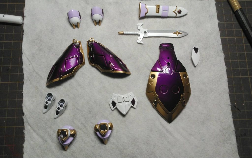 鎧部分等、塗装時です。
どこかで見たことある配色だと思ったら、ブ○ボンの○マンドというお菓子でした(ぁ
最後までご覧いただき、ありがとうございました!