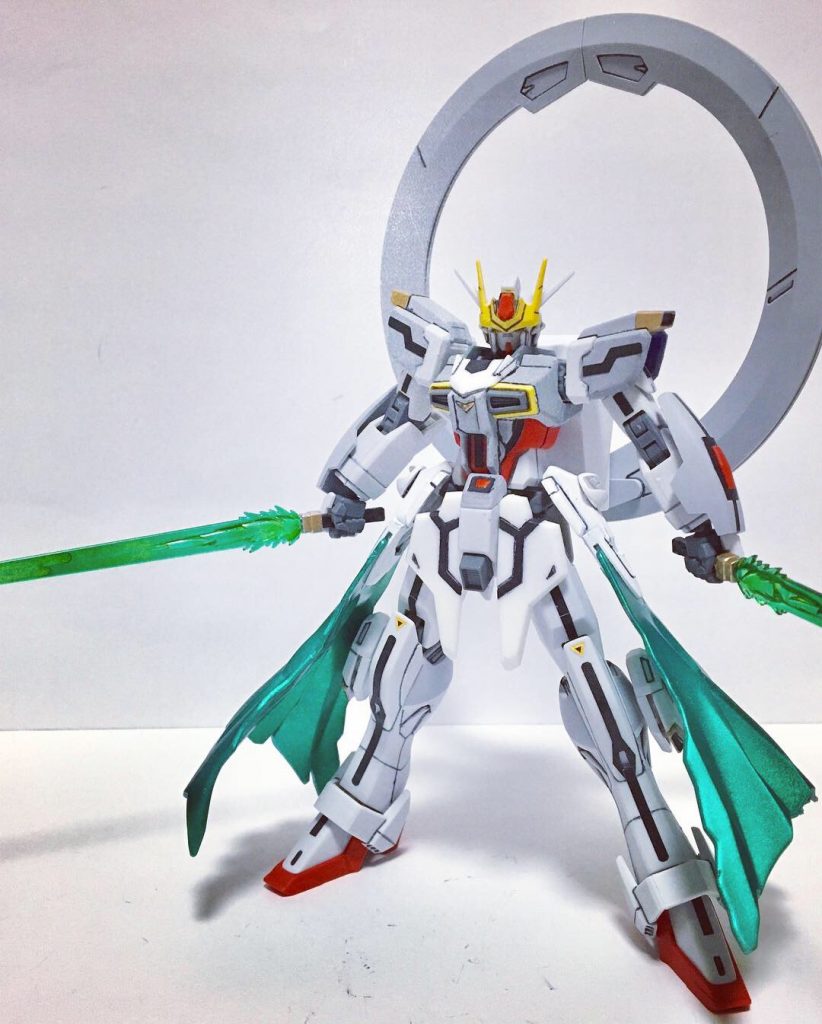 二振りのビームソードを武器としています。ビーム刃はヴォワチュールリュミエールにより生成。また、サイドスカートよりリュミエールの余剰エネルギーが吹き出してビームマントを形成し、ジャマー効果を生み出します。