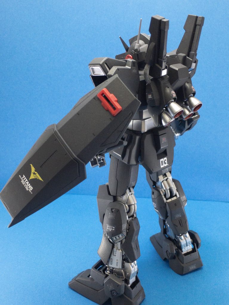 バーニアの内側は、ガンダムマーカーのメタリックレッドで済ませてます。
ティターンズのロゴはアクセントになりますね!