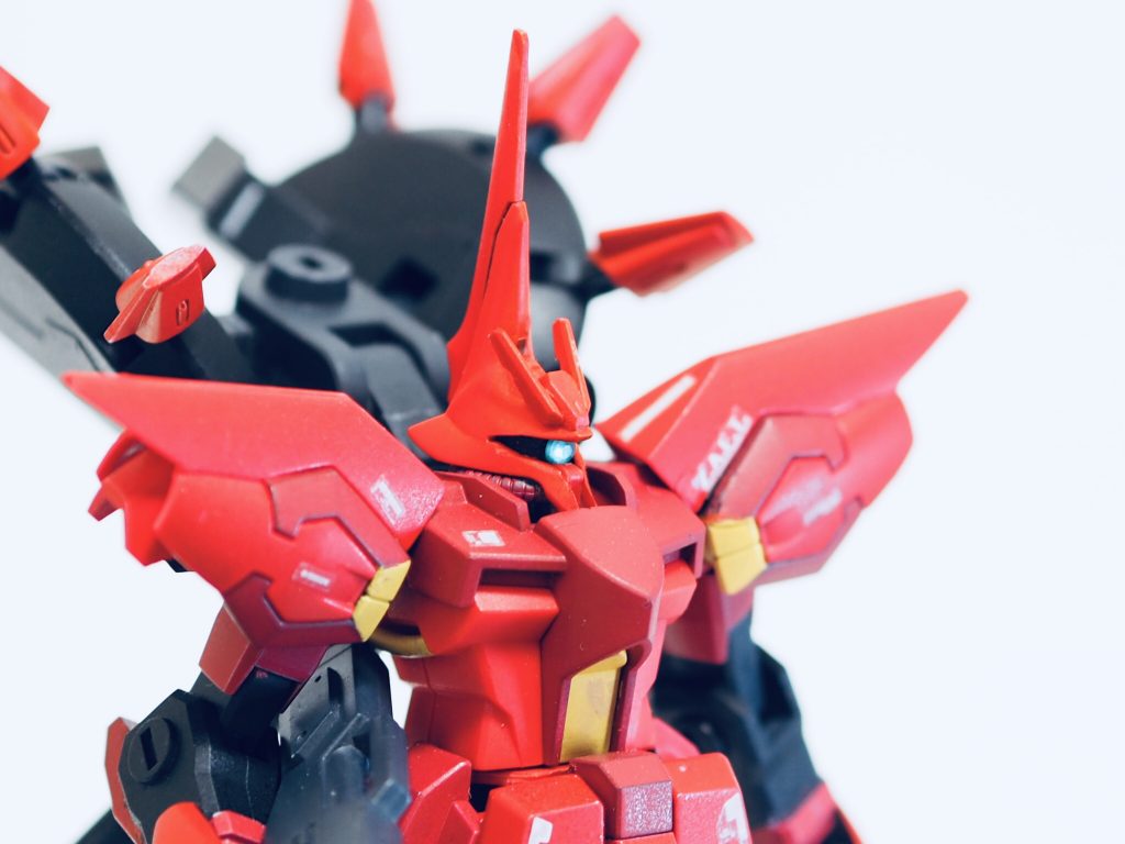 顔はバウ、オデコはゼータ、アンテナはダブルオーの襟?です。全てジャンク、余剰パーツです。