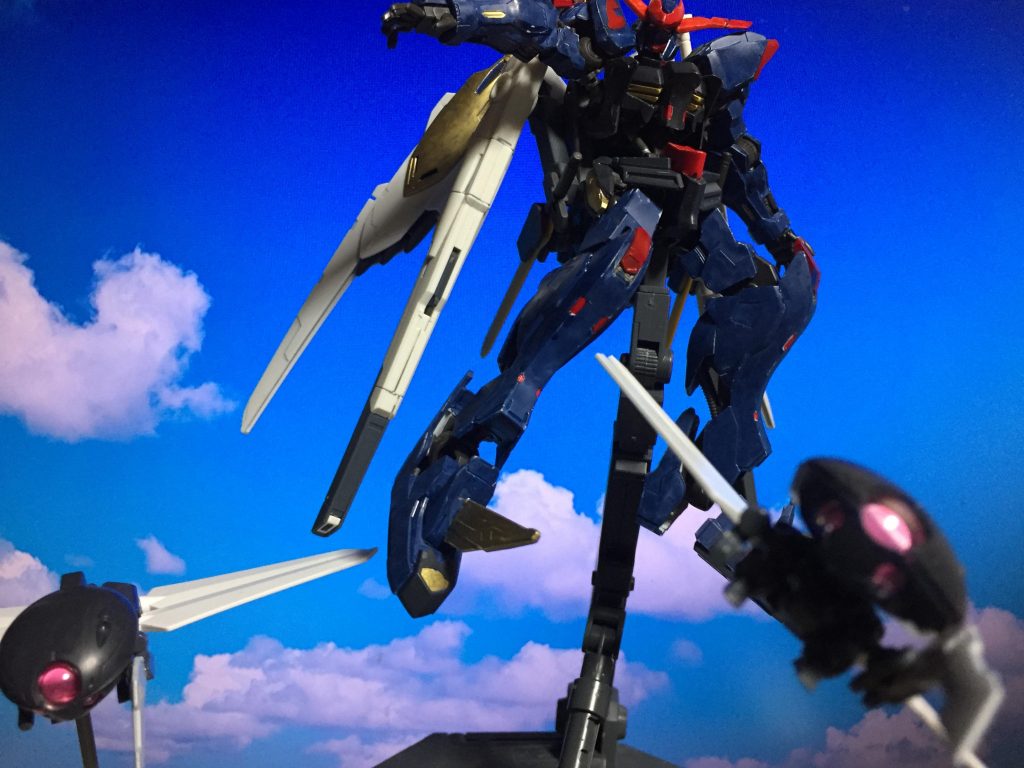 ビット兵器・ブラックフライ。阿頼耶識で脳の一部を操作に割かせて本体との無意識の連携を可能とする。操作数は脳の容量だけ増やせるが、それだけパイロットの肉体は機能や記憶を失ってゆき、やがては人格をも失ってただの有機コンピュータ同然となってしまう。ブラックフライは翅のブレードや鎌、バルカンでプルーマの駆除やMA本体の牽制を行う。