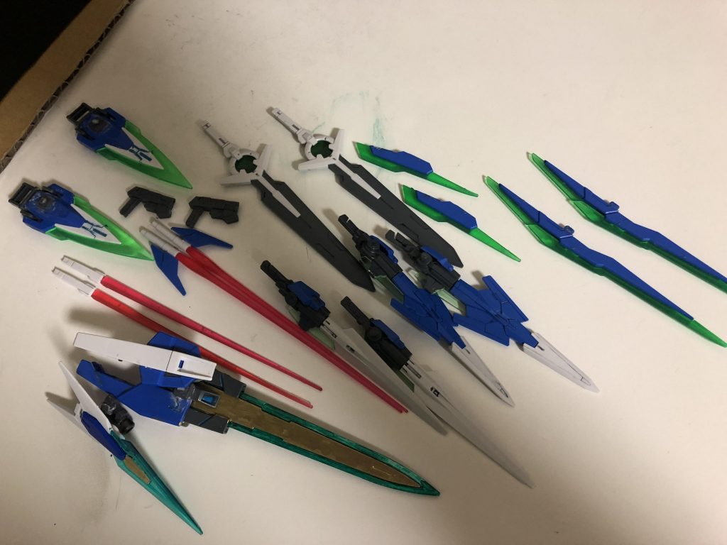 気になる武器ですが、
・GNダイバーソード×2
・GNソードⅡ×2
・スーパーGNソードⅡ×2
・GNソードビット(A〜C)×2
・GNビームサーベル×2
・ビームサーベル(スカイ)×2
・GNカタール×2
・GNビームピストル×2
・GNシグルシールド
・GNソードX(テン)
となってます。自分で言うのもなんですが、多過ぎです。
全部使い切れるのかと聞かれたら、まず無理です。ほとんどソードXだけで片付いてしまうからです。
まぁ、投擲に使うなら使い切れます。