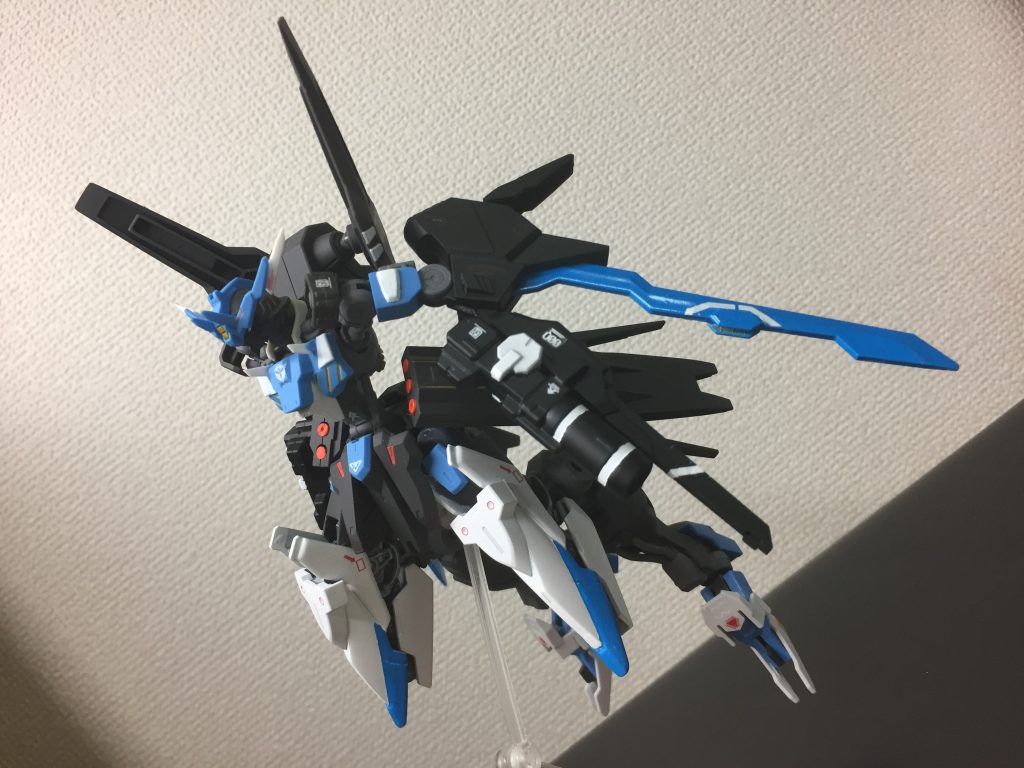 ｰ機体の妄想設定ｰ
MSとしての性能は極めて高く、リミッターを解除した際のスピードに追いつくことのできる武装・機体は存在しない。この機体を満足に操作できたのならば、戦場において一騎当千の活躍が見込める。
しかし、異形の姿をしたこの機体に搭乗するためには人としての身体を捨てなければいけない。すなわち五体満足では乗れない機体であり、パイロットは英雄としての将来が約束される代償に、機体の一部として生涯祭られるという。