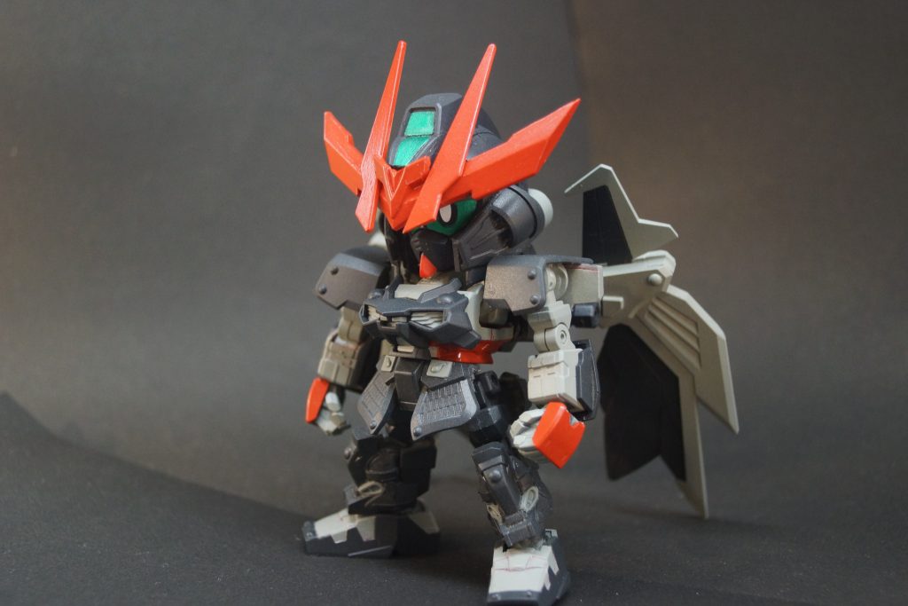 　正面です。
　CSフレームです。予想外にスタイリッシュになりました...個人的には良いと思っています(^^)
　ツノは戦国アストレイから。ノワールの特徴的なアンテナを再現しています。ノワールのアンテナは、「アストレイのアンテナを2つ付けたもの」説が有力？ですが、僕は「V字アンテナに2枚の板アンテナが付いている」説の方が好きなのでこちら準拠にしています。