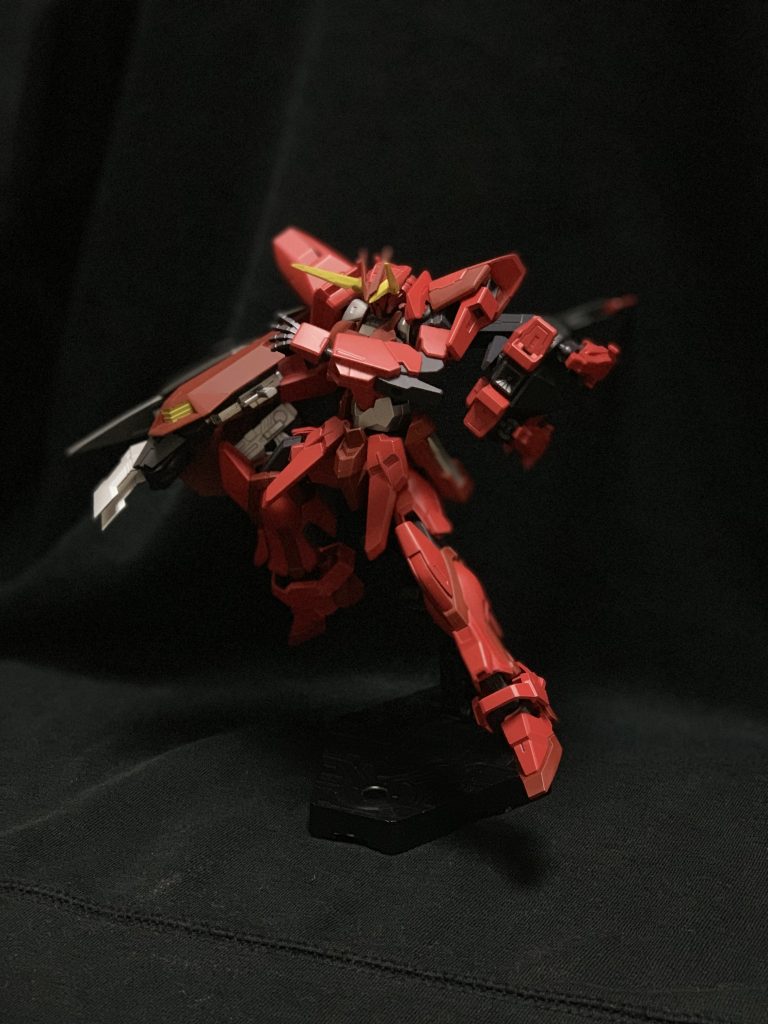 第3の腕としてクローアームのように使用!
原作には無い機能としてクロー基部に複列位相エネルギー砲「スキュラ」を内蔵して火力面の増強を施しています(イージスと同型)