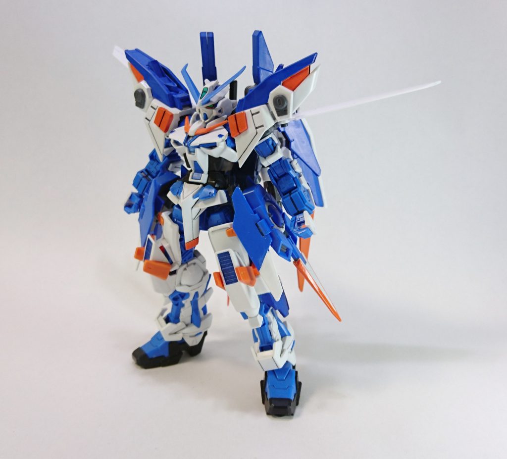 フロントショットです。
肩をAEG-2マグナムに交換、ダブルオーダイバーのGNドライヴを腰のスラスターポッドとして組み込みました。
ビルドダイバーズのガンプラを組み込めばビルドダイバーズだろう、なんて考えはしていないつもりですが結果的にそうなってます。
GNドライヴはあくまでスラスタ扱いなのでGN粒子とかは出ませんしトランザムも当然しません。