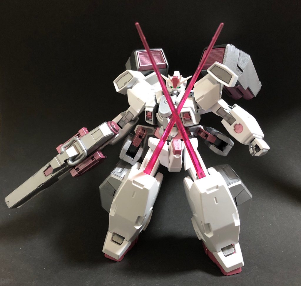 膝には緊急迎撃用のビームサーベルも。。。