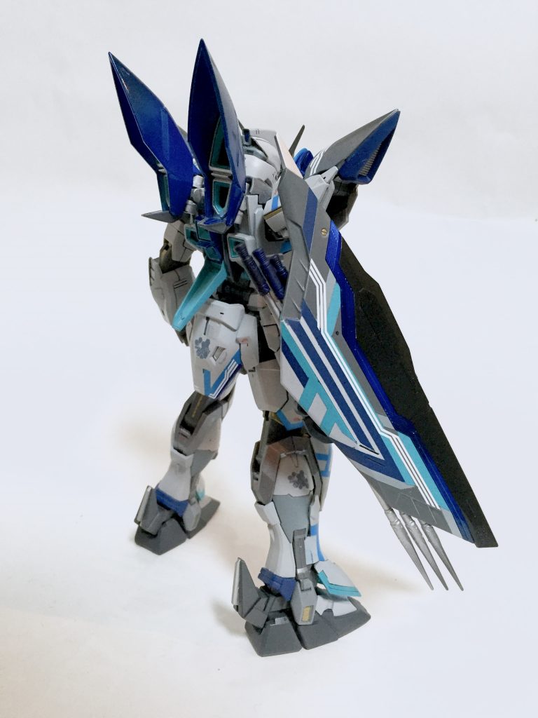 機体性能はVPS装甲以外は元のブリッツとほぼ変わらない。核エンジン非搭載機ではあるがパワーエクステンダーにより機体の稼働時間が長い。(したがって、ミラージュコロイドの展開時間も増えている。)武装についてもトリケロス・グレイプニールを標準装備としている(が、パイロットの希望によりグレイプニールが取り外されている。一説には、新設計の腕部用ガトリングが存在する...らしい)。
~製作編~