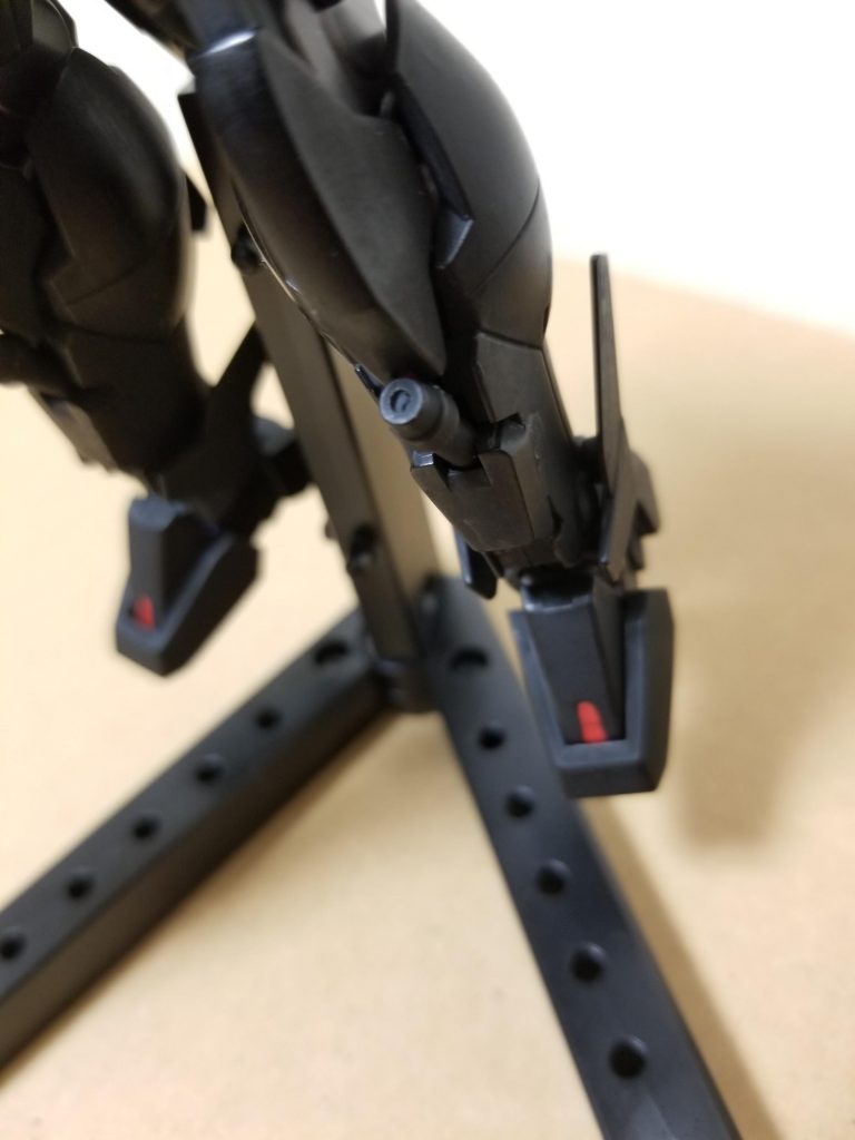 ビームサーベルは脚部に収納するようにした。持たせる事も可能だがこの状態でビームを出すことも可能