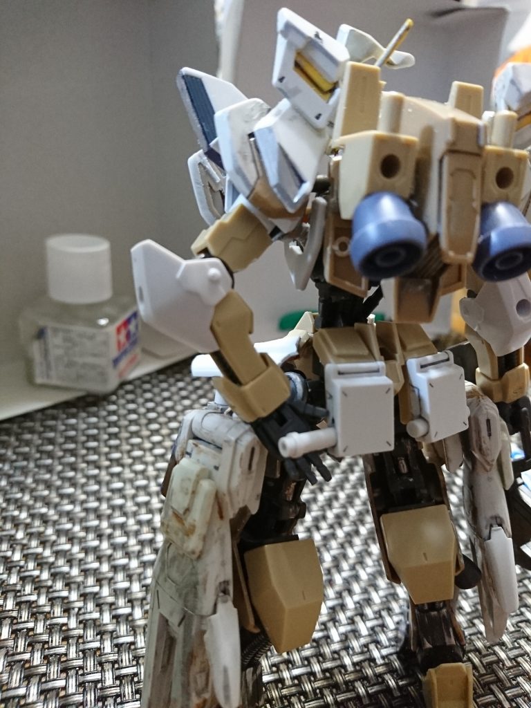 後ろに追加したビームサーベル付けました