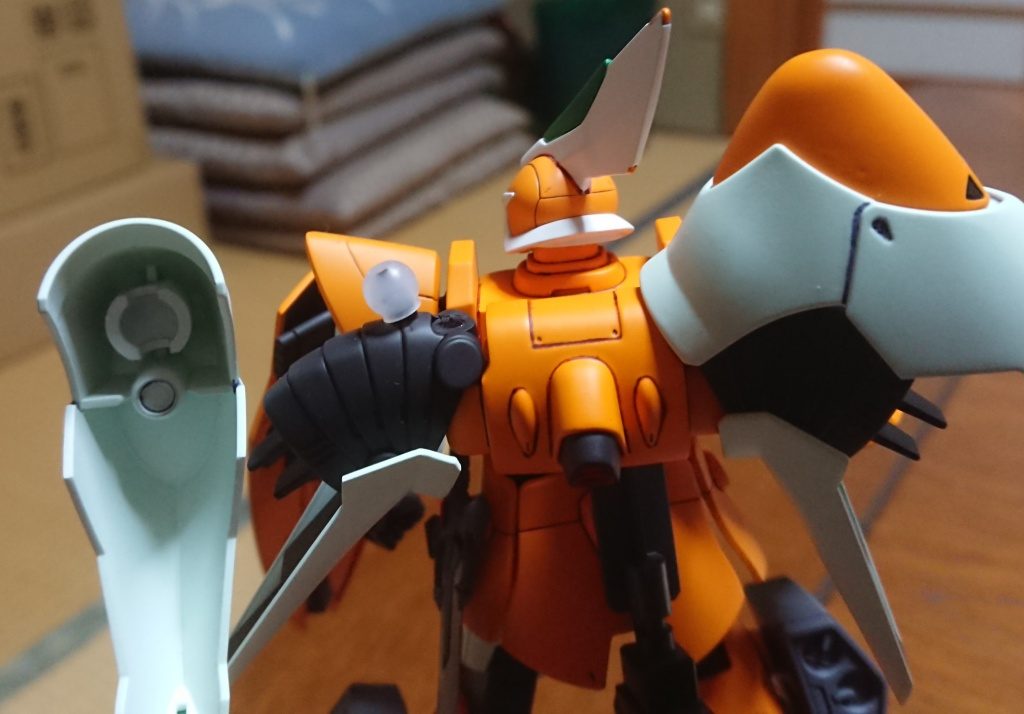 二つあるダボピンの外側は切り飛ばし、内側のダボピンにハロプラ等に入ってる球形ポリキャップを装着。受け側は短く切り詰め、ボールデンアームズに入っているボールジョイントパーツを差し込みました。これで簡単にボールジョイント化できます