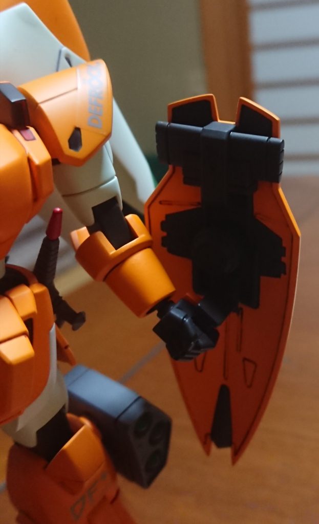 シールドは1/100ダギイルスのモノをそのまんま流用。デザインが全く同じなのは有名ですね。ただグリップがないので(ダギイルスは腕に直接装着する方式)コトブキヤジョイントセットを加工して受けを作り、ジンハイマニューバ弐型のグリップを移植しています