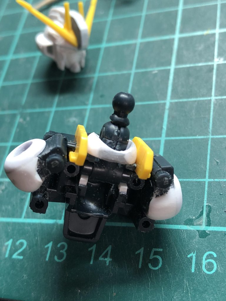 球体関節もプラ板でそれっぽく加工しました