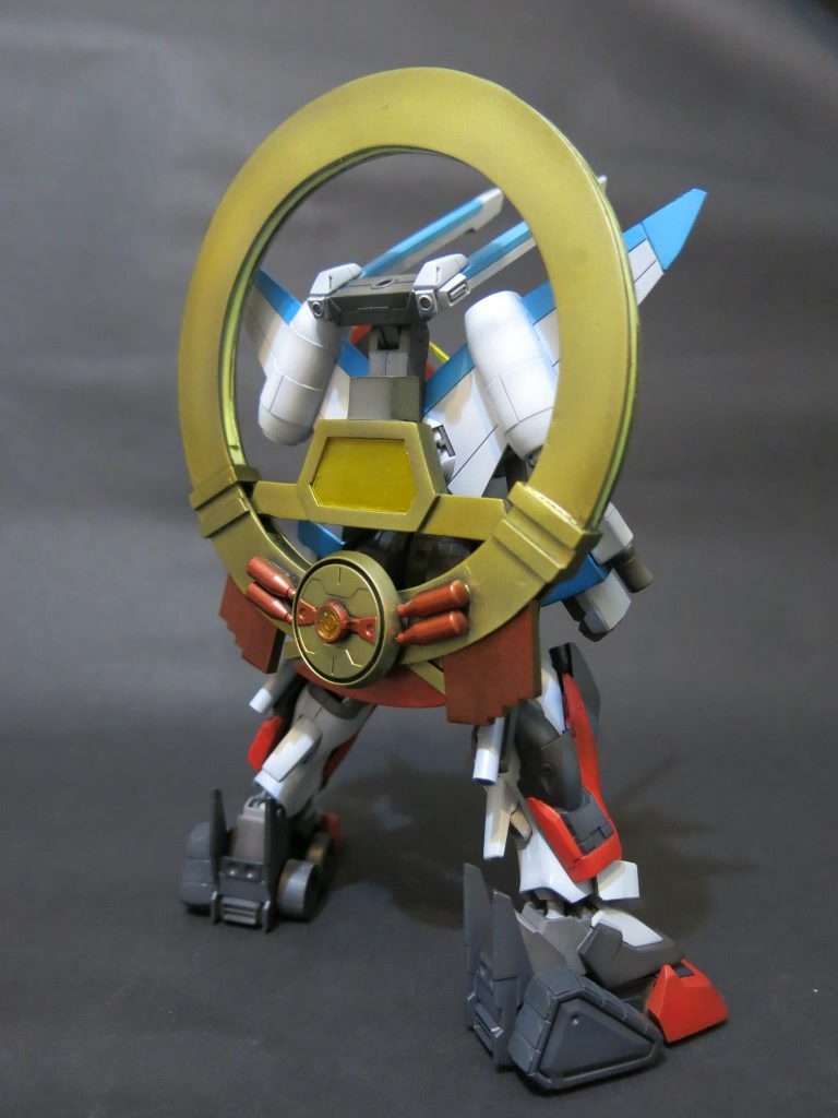 背中にあった中○国章みたいなやつはフィールド発生装置です。合体するときは天安○広場から飛んでくるそうです。