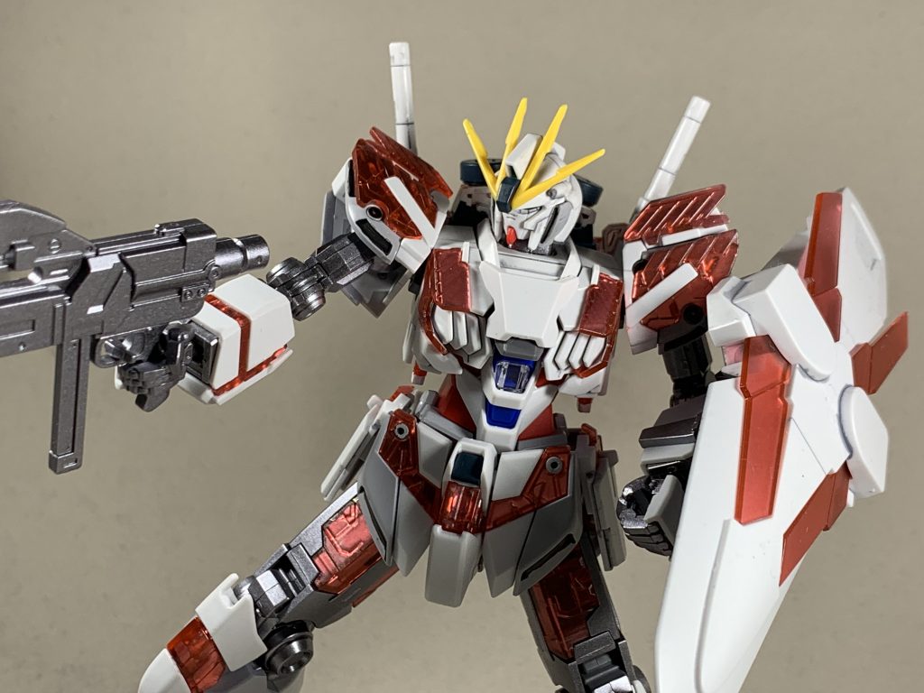 可動領域はA装装備ナラティブに劣る事なく十分以上あります
足も大きいので設置時の安定感はかなり良い部類ではないかと
手首部分が同材摺動で摩耗によるへたりが懸念される所ですが
ひとまず完成時の渋り具合はちょうど良い感じです。
いつも通りビームライフルは2部品モナカなので接着でスキマの出やすい(スコープあたり)を
押さえる必要アリです。