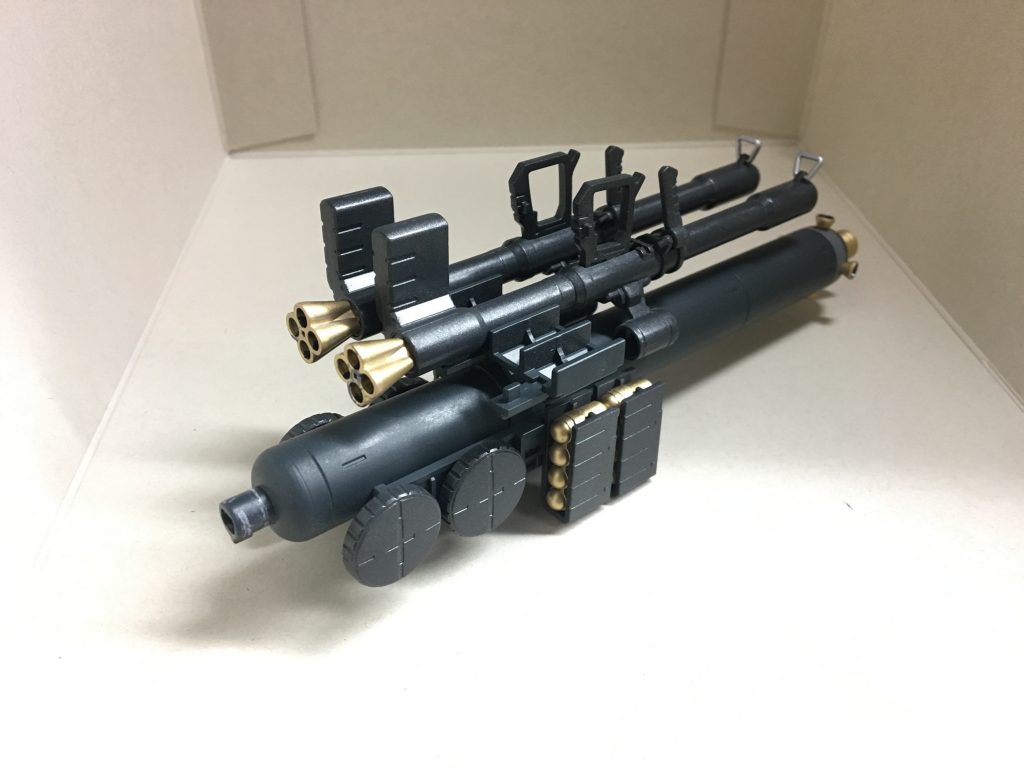 武器はメタリックグレー、各バーニア、弾薬は全てMr.カラー『ゴールド』で塗装、成型色から一気に質感が変わりました(´ω｀)