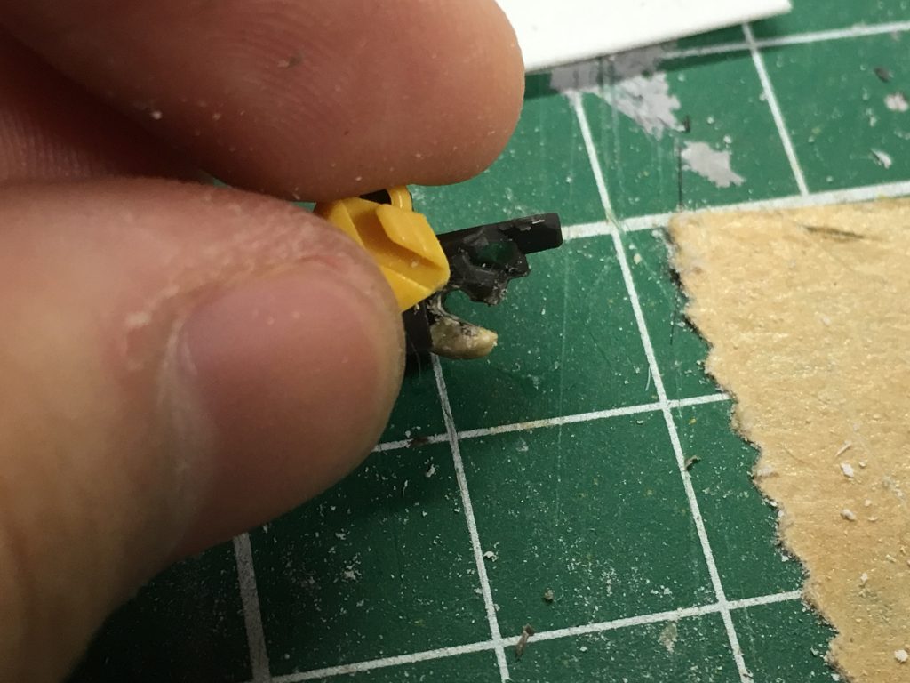 頭その1。まずはバルバトスルプスのフレームをパテを盛ったり0.1ミリピンバイスで穴を開ける。