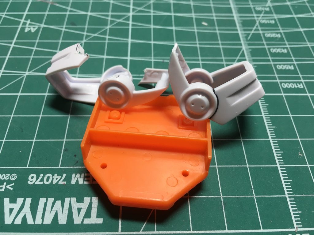 アンクルガードはど真ん中に合わせ目が来るため、外側の丸いモールドに合わせて互い違いになるように分割。後ハメ化しています。このほか、各所にプラ板を貼ってディテールを追加しています。