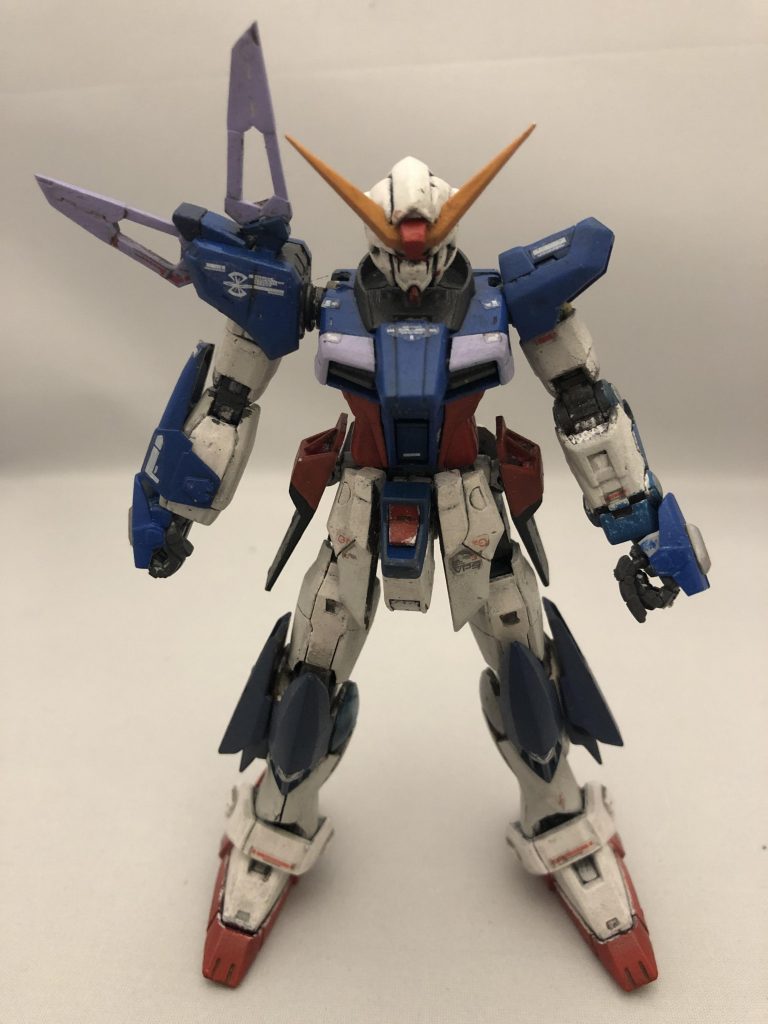 デスティニーからいじったのは顔、右肩、左腕、足とバックパックです。右肩はシンプルに瞬着でフラッシュエッジ2を二つつけています。なので、ついているバージョンとついてないバージョンの二つを用意しています。左腕はフレームを00ガンダムにして、デスティニーのパーツと00ガンダムのパーツをミックスした腕になってます。