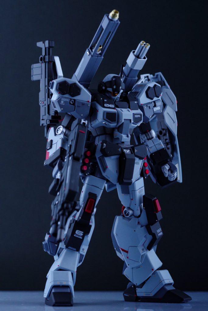 胴体を2ミリ延長してプロポーションを調節
肩や足のミサイル部分にダクトパーツを追加