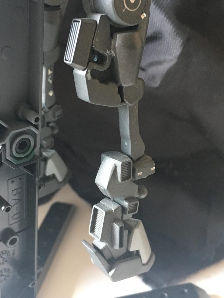 最も肉埋めと加工が多かった脚部。
ディティールパーツをジョイントの見える部分に貼っていき、外観では
接続部が見えないように加工しています、足首はグレイズアインの部分を切り、レギンレイズのものを接続しています。