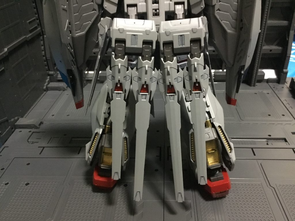 腰にドラグーン2門のビーム砲を装備したスクエア型の小型タイプが8基搭載