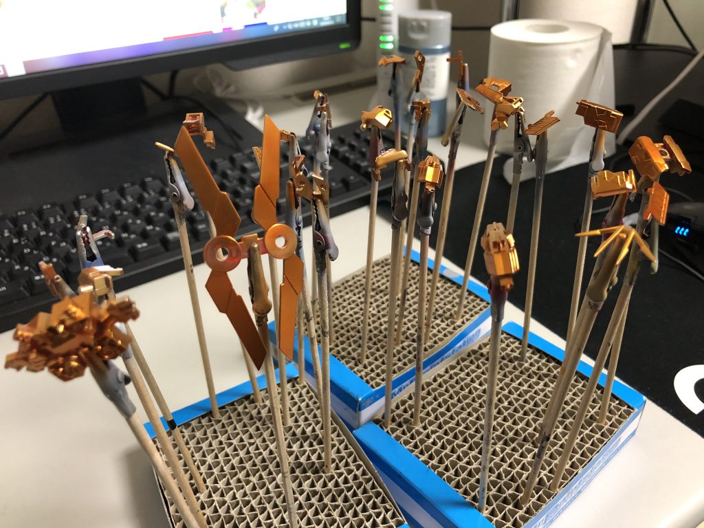 サイコフレームはキャンディ塗装で再現しました。黒下地なし表面処理なしでクリアパーツに直接塗装でしたがかなり綺麗に仕上がりました。