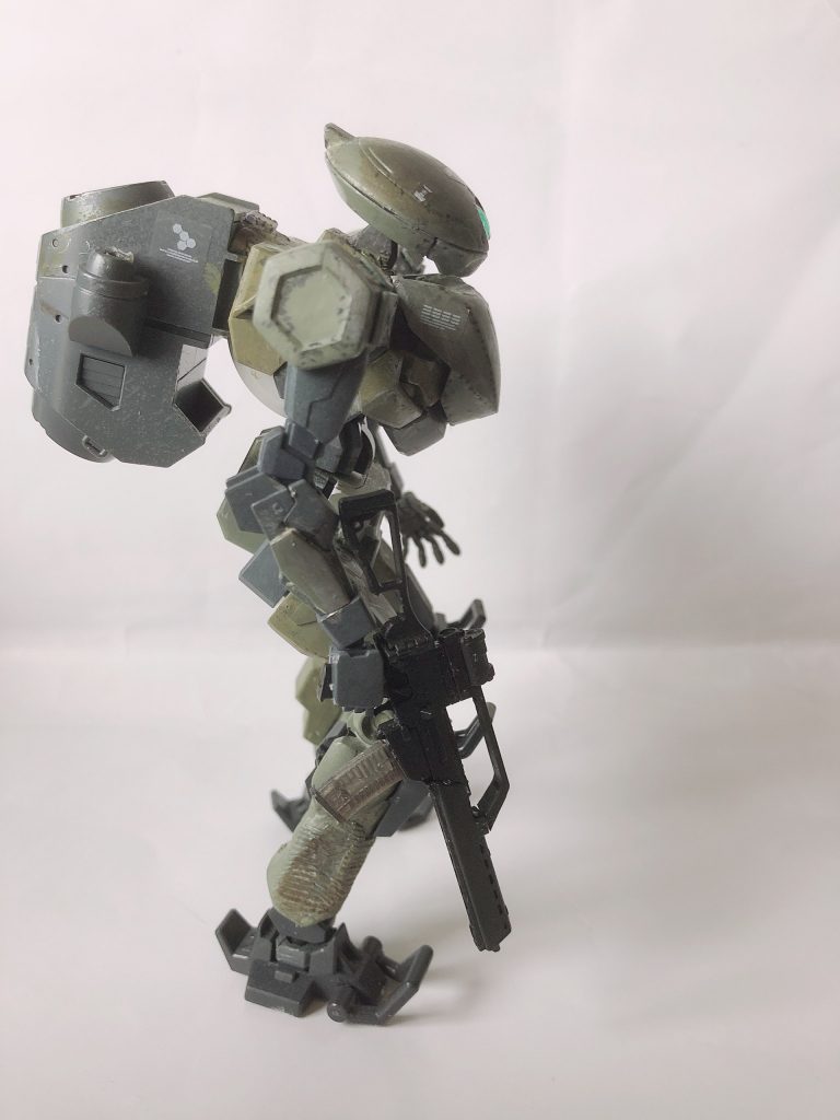 右
リトルアーモリーはガンプラには持たせられないから試行錯誤で持たせられるようにしました