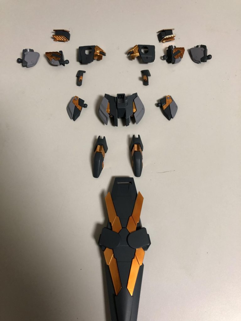 基本的にバンシィをイメージしたカラーリングで装甲部分を塗装しました