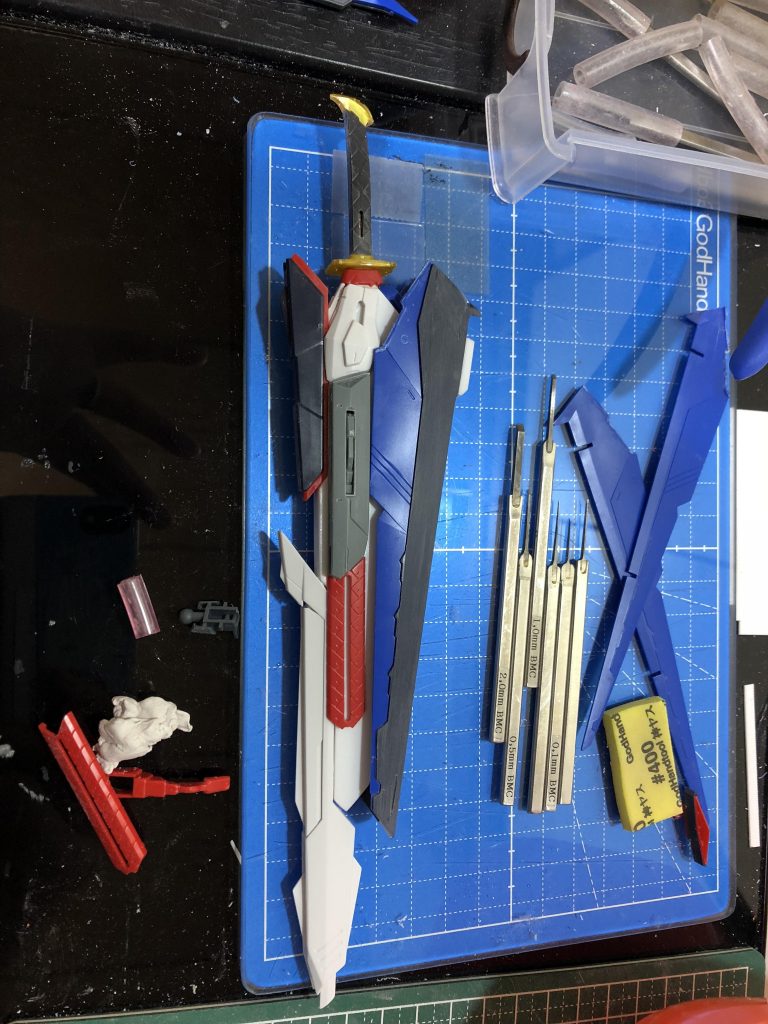 基本的にフリーダムのパーツを使ってミキシング。
本体はガーベラストレートの鞘を挟み込んだプラ板となっています。