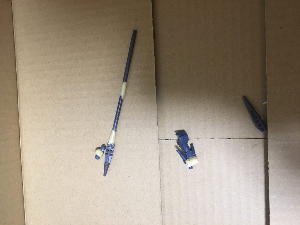 首、腹部、柄の延長。中に1mmの真鍮線を通し、接着してからパテで補強しました。エポキシパテは今回使うのが初めてだったので、まだまだ勉強の余地ありです。