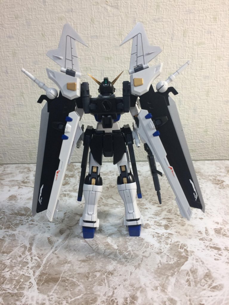 背面
この機体名は最近PS3のサイドストーリーのスレイブレイスにはまったのでどうしても名前にレイスと入れたいのでフリーダムレイスになりました。(設定的にはマッチしていると思います)