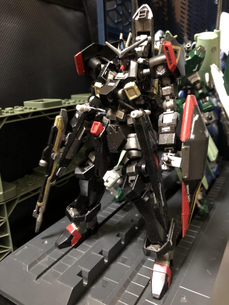 oyz「それでは、ガイアの解説をするとしよう。ガイアガンダムは地上での高機動戦闘を想定した機体だ。前大戦時の地球上で活躍したバクゥの流れを汲む四足獣形態に変形し、地上での戦闘では機動力を活かした無類の戦闘能力を発揮するのだ。コレがリニューアルされたガイアガンダムだ。」
スティング「カオスやアビスとはフレームが違うな?」
oyz「その通りだ。カオスとアビスは鉄血のガンダムフレームを使用していたが、カオスは比較的細身のなので、グレイスフレームを使用している。ただし、そのままでは肩幅がありすぎだったので、ガイアの印象に合う様にフレーム自体にも改造を加えてある。」
ステラ「すごいね…。」
スティング「で、他はどうしているんだ?」
oyz「顔は元のキットの顔がどうにも気にいらなかったので、別のキットから削りだして作った。アンテナも別のキットからだ。元のキットから使ったのは、ヘルメット、肩、腕下部分、サイドアーマー、くるぶしから下...。
アレ?あんまり元のキットから使ってない!!」
スティング「殆どグレイスだって訳だ。」
oyz「という事はグレイスコンで出してても良かったんだなー。」
スティング「やめろ、今はSEEDコンだ。」
ステラ「ステラも頑張らなきゃ…。」