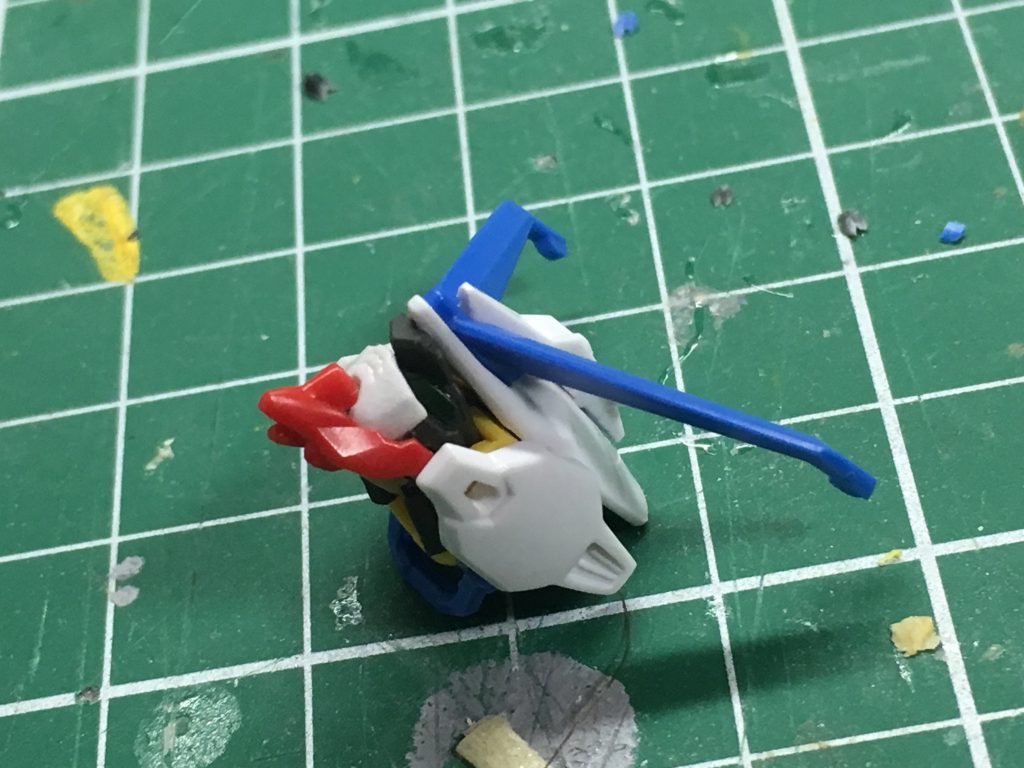 その3。アストレイの装甲をひたすら接着。アンテナは一部カットした。