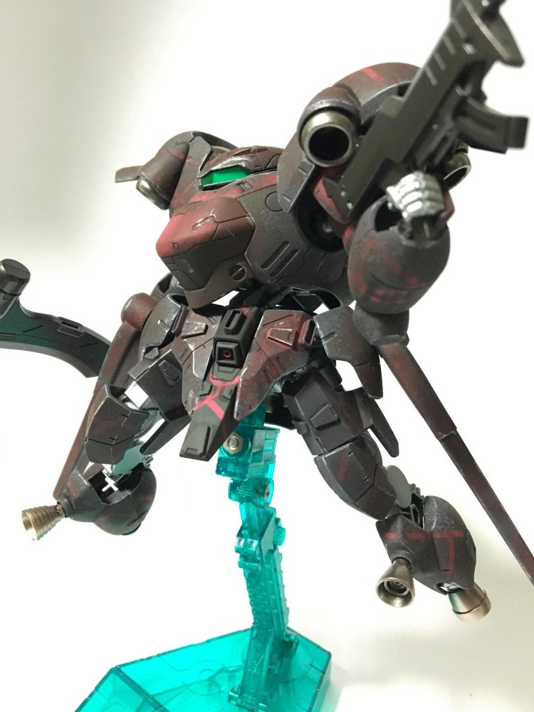 安価な機体を魔改造して使ってる傭兵的なイメージで作っていました。外装の手入れは最低限必要な分に割り切ってフレームの手入れを重視していることをイメージして汚しに差をつけました。