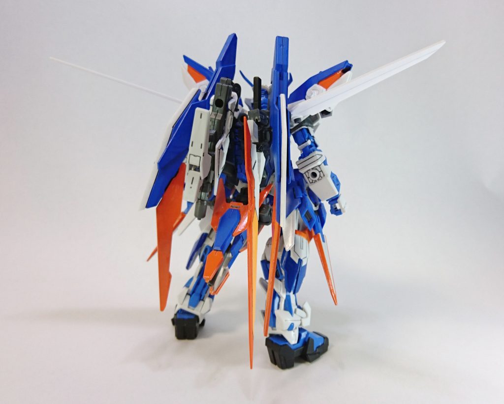 バックショットです。
ユニコーンガンダムのバックパックを基部にジョイントパーツを組み込みウイングを取り付けてフライトユニットにしてみました。
武装マウントとして3mmジョイントや軸を沢山つけています。
Fファンネルに見えるかもしれませんがこれはタクティカルアームズです。いいですか、タクティカルアームズです。
タクティカルアームズについては後述。