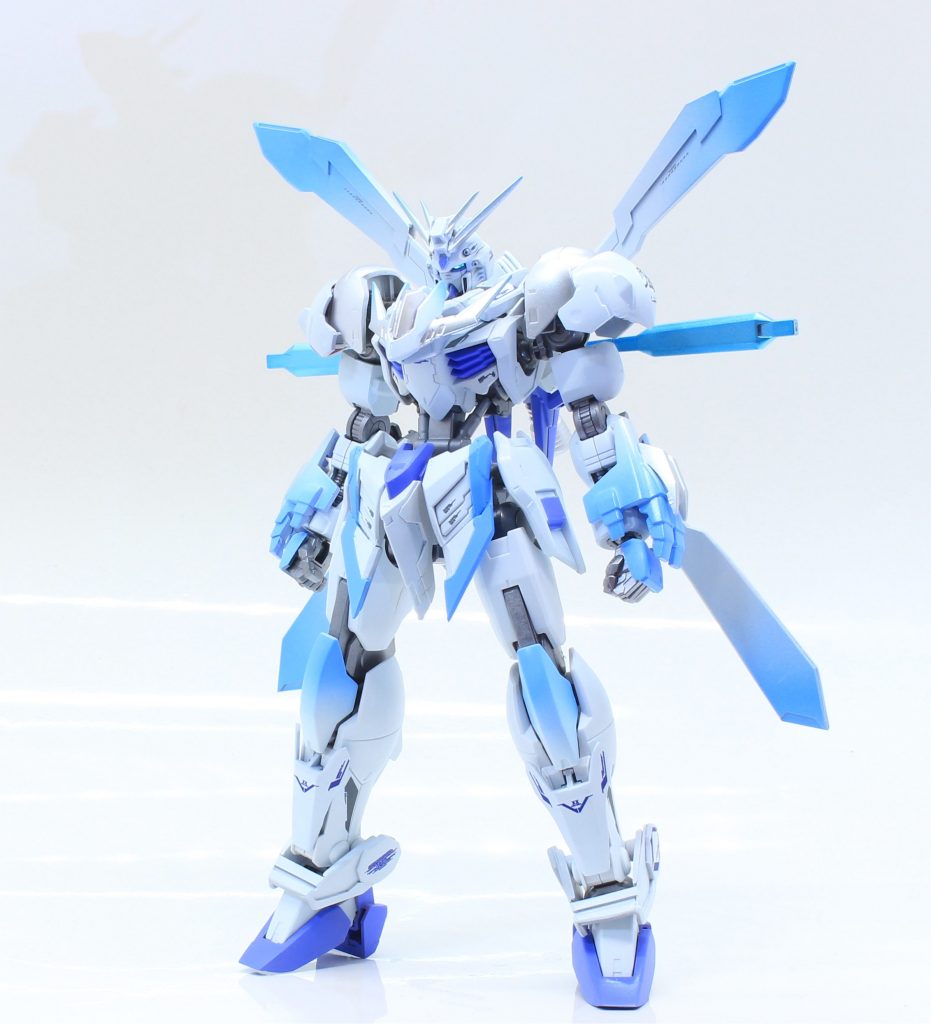 氷をイメージして、銀・白〜青へのグラデーションを配色しました。